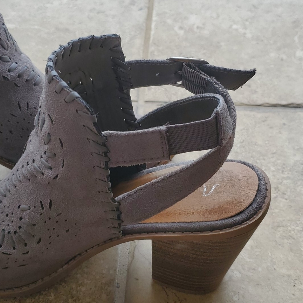 Boots - Picture 3 of 6